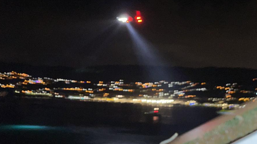 Dispositivo de busca esta madrugada en Bueu, gravado por unha veciña