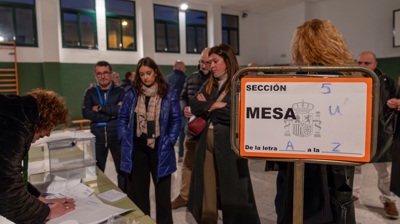 Constitución dunha mesa electoral en Mérida. EFE/Jero Morales