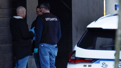 Axentes da Ertzaintza en Barakaldo. EFE/Miguel Toña