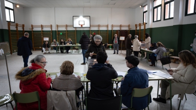 Unha muller vota nun colexio en Mérida. EFE/Jero Morales