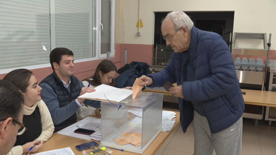 Un home vota nun colexio en Mérida