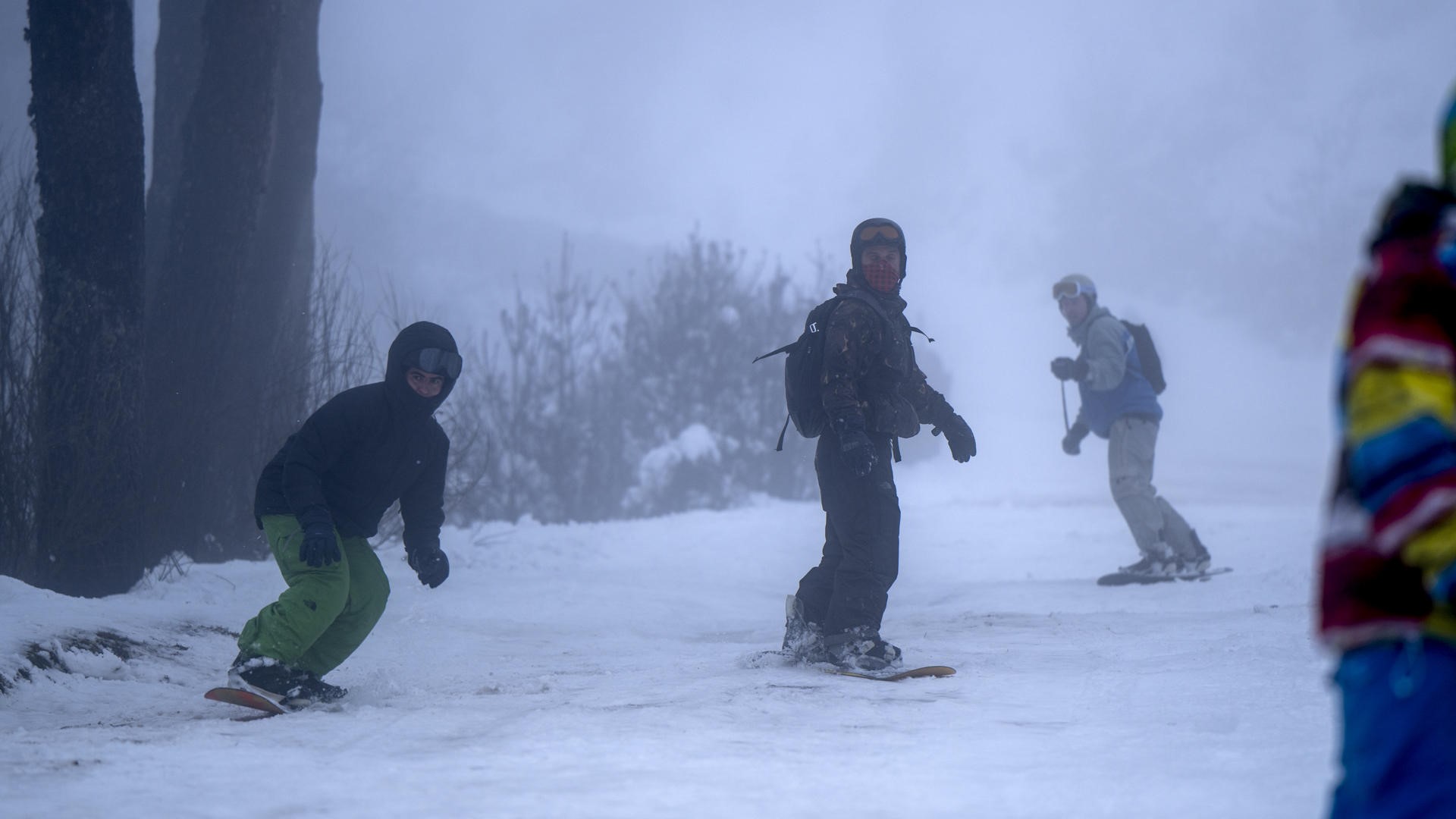 Persoas gozan da neve en Manzaneda