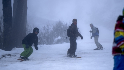 Persoas gozan da neve en Manzaneda
