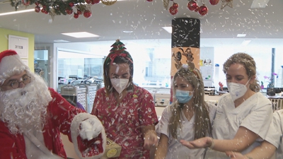 O papá Noel levou a ilusión ás traballadores e tredballadores e os doentes do hospital de Ourense.