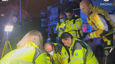 Os sanitarios tentaron reanimar o mozo acoitelado (Efe)