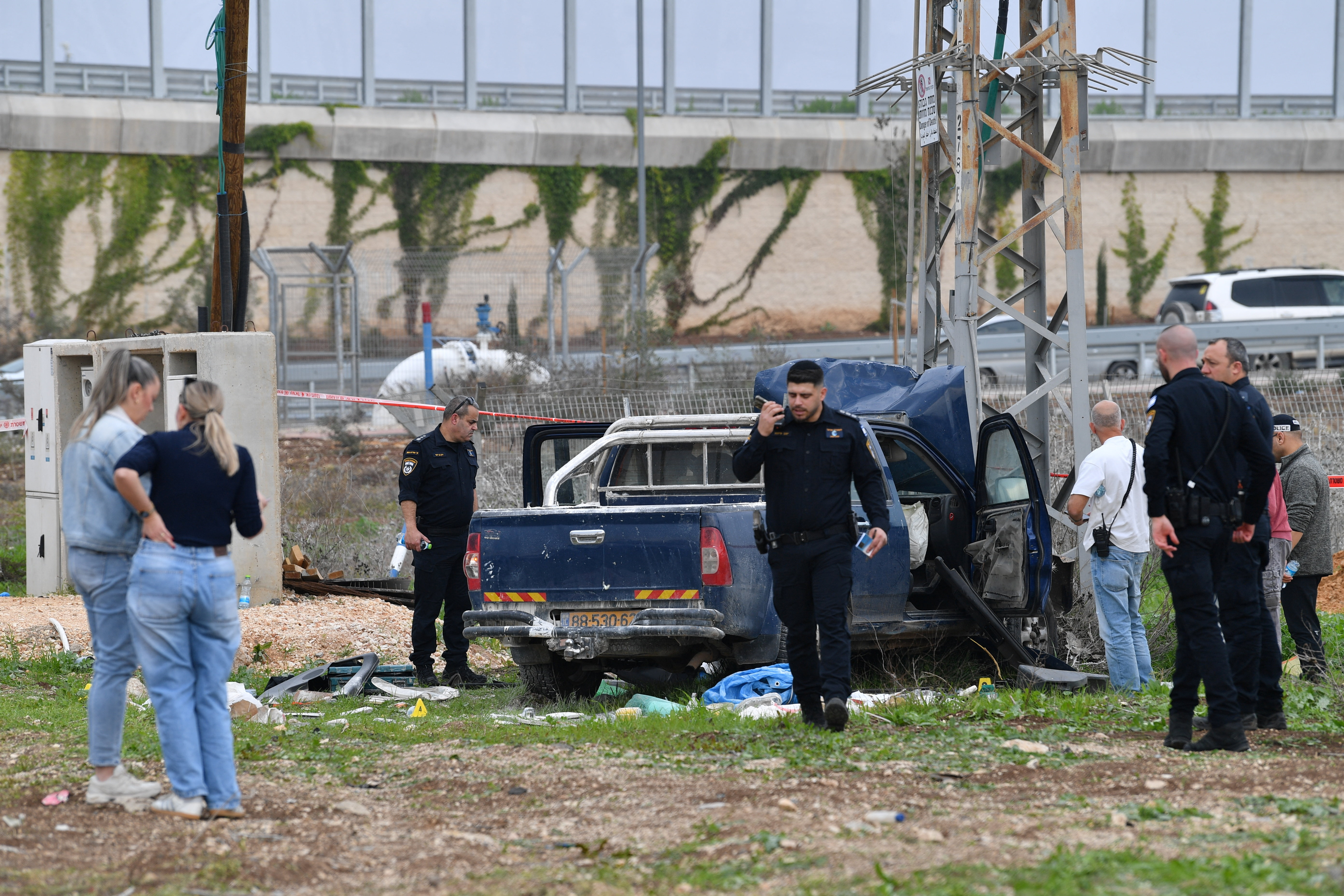 A policía israelí inspecciona o vehículo. Reuters.