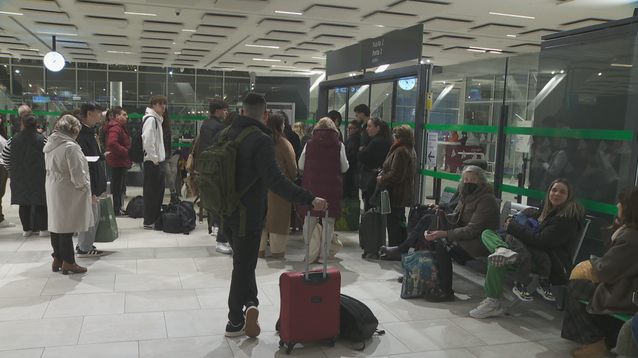 Pasaxeiros agardando na estación de Vigo