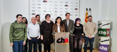 Varios dos representantes que integran as listas da formación coa secretaria xeral no centro. Europa Press