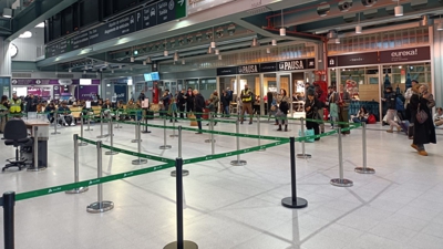 Xente agardandando na estación de Santiago