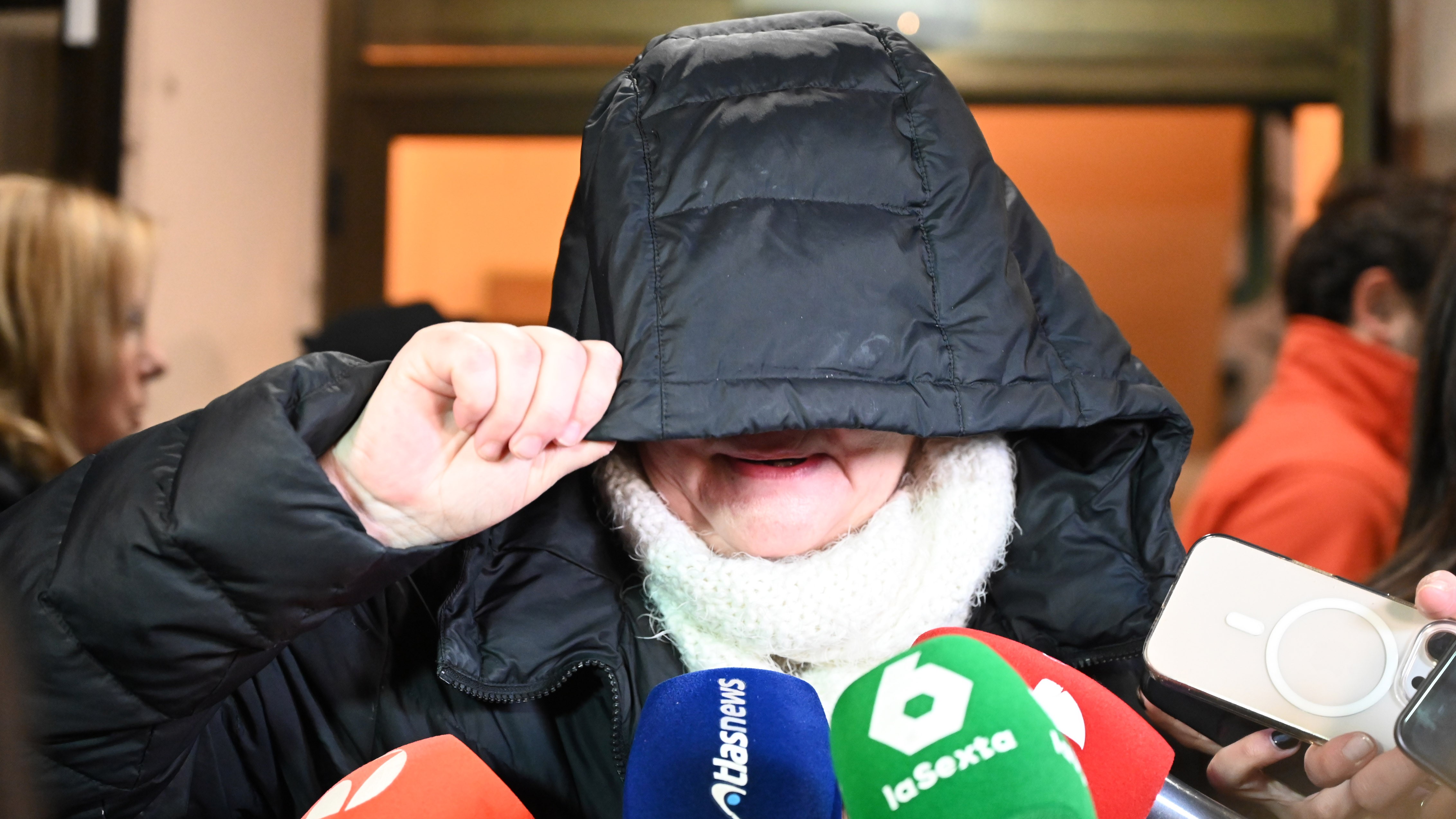 Unha veciña fai declaracións tras a xuntanza. EFE/J. Casares