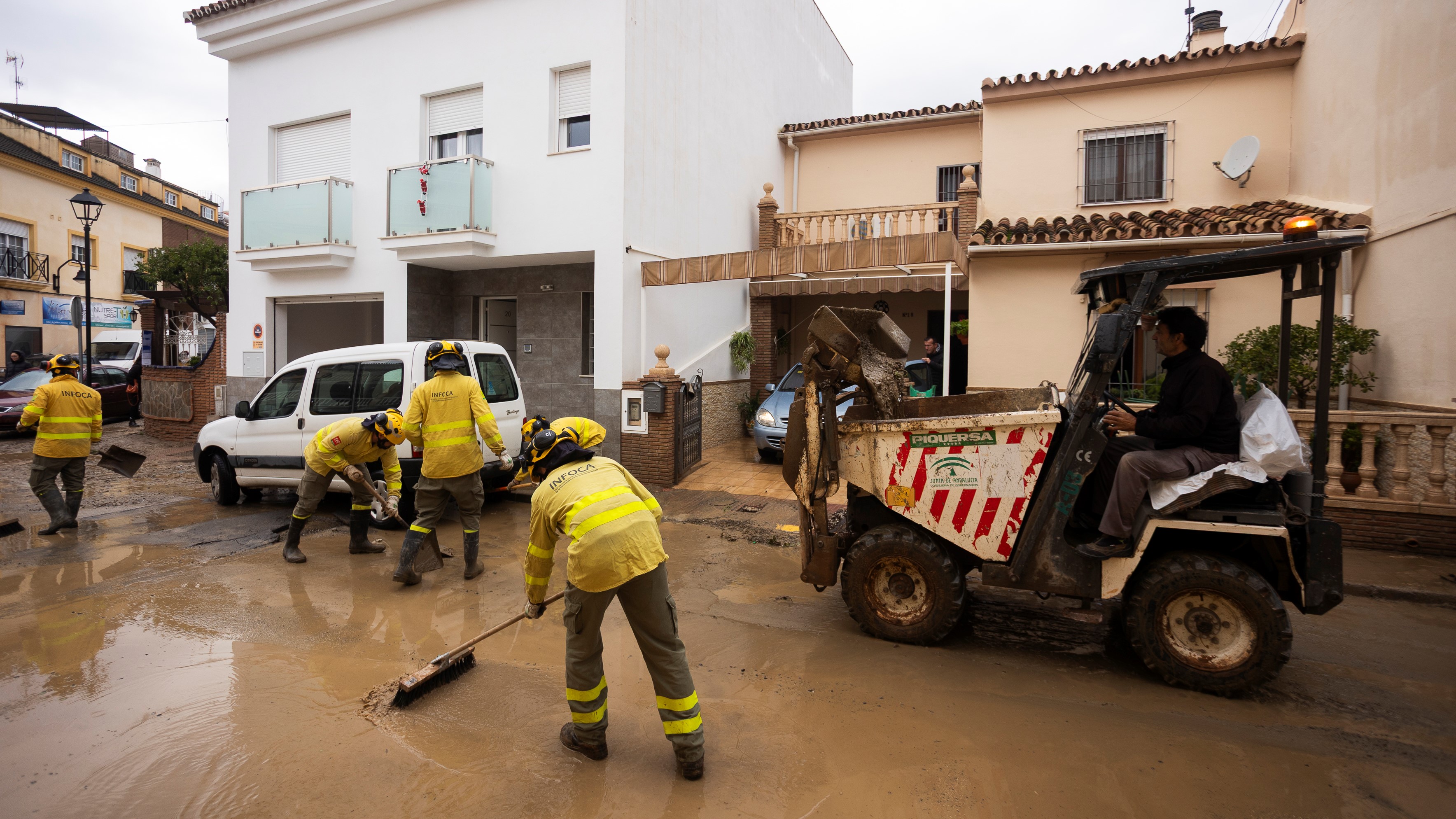 Limpeza das rúas na Estación de Cártama. EFE/Carlos Díaz