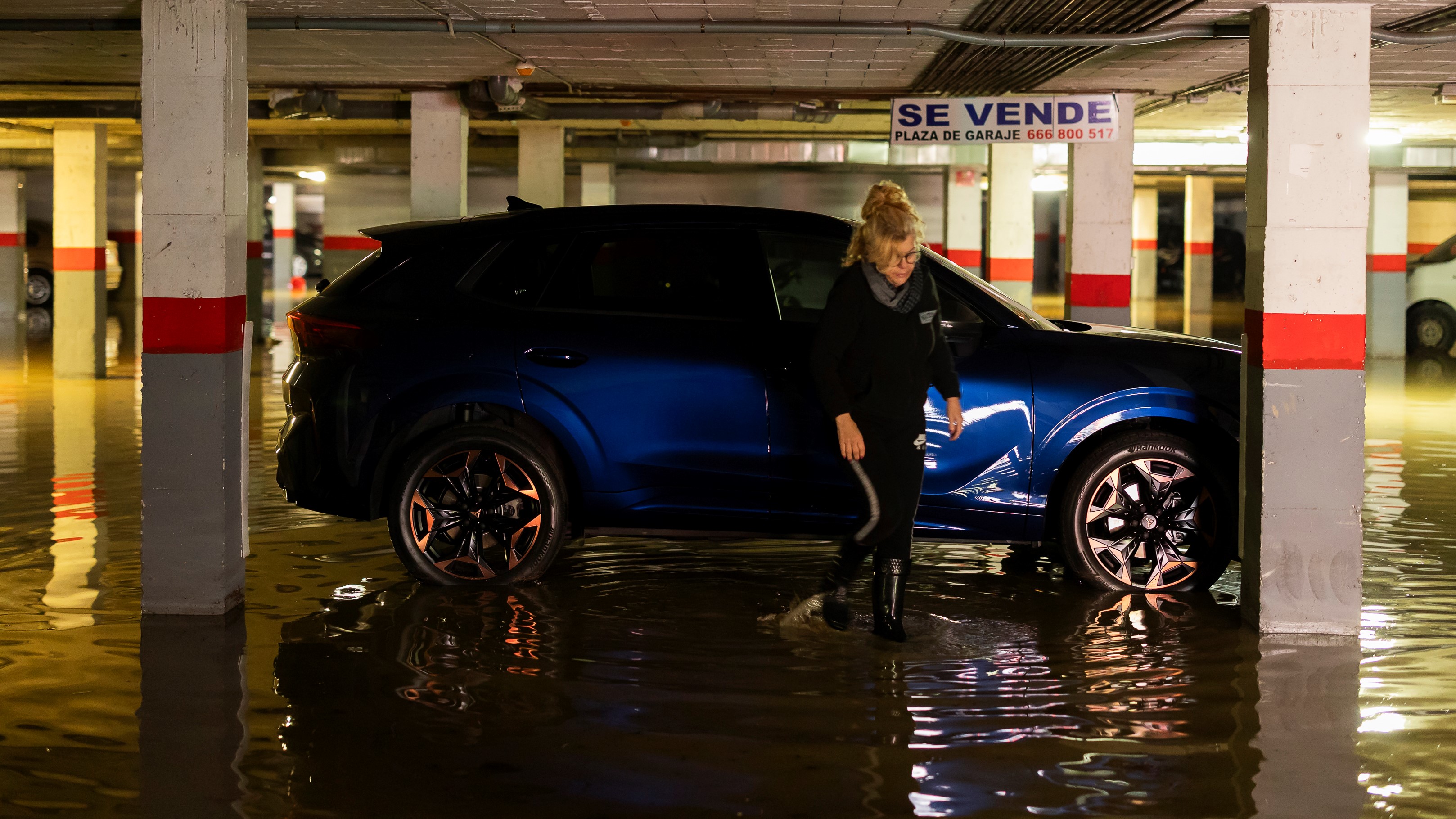 Un garaxe inundado en Cártama. EFE/Carlos Díaz