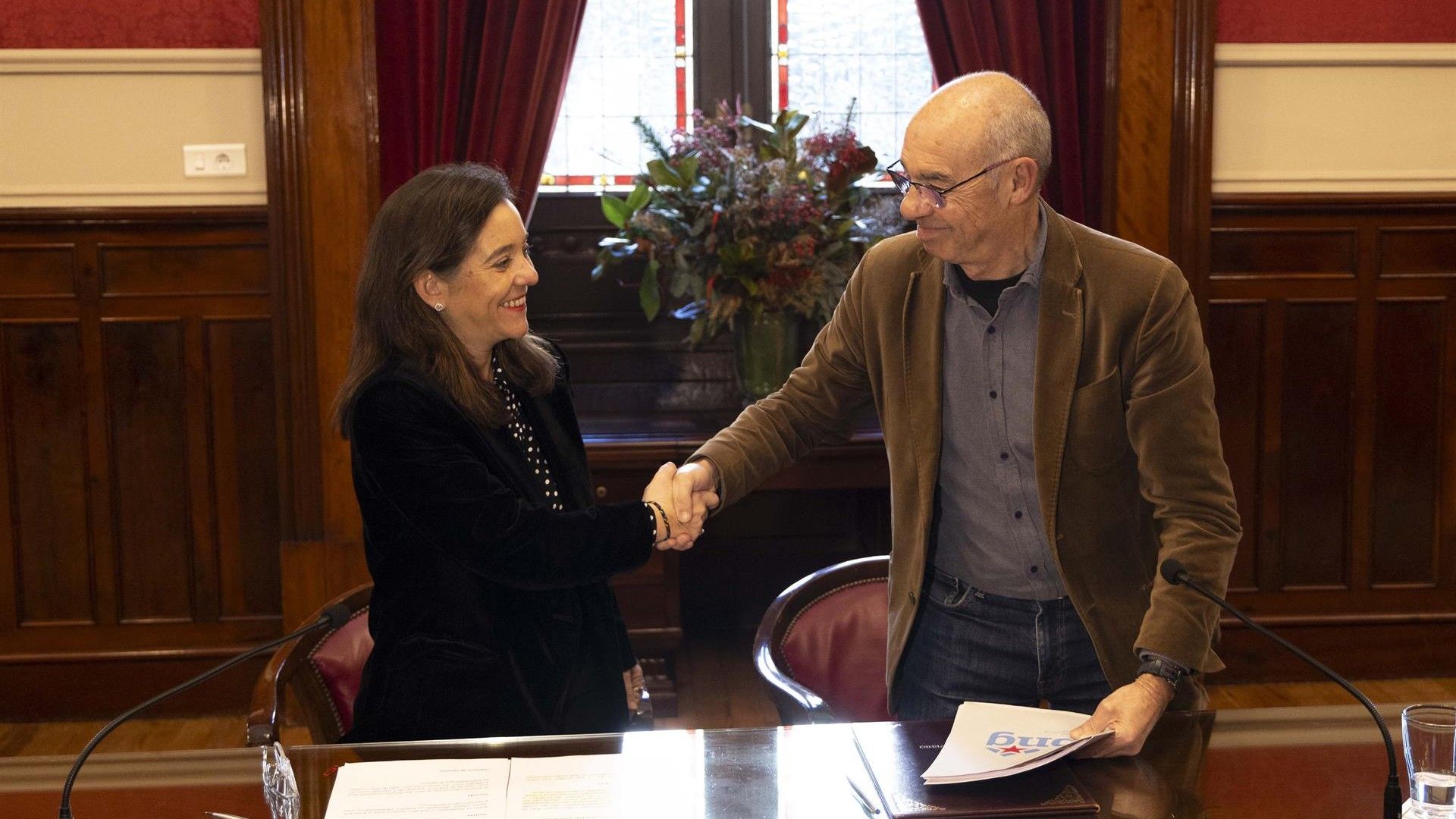 A alcaldesa da Coruña, a socialista Inés Rey, e o portavoz municipal do BNG, Francisco Jorquera, tras a firma do acordo sobre os presupostos para 2026-Andy Pérez