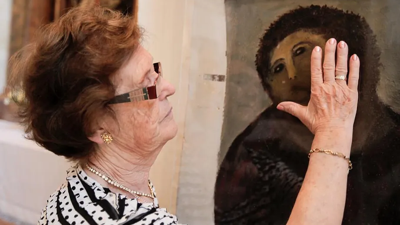 Imaxe de Cecilia Gimenez xunto á súa restauración do Ecce Homo