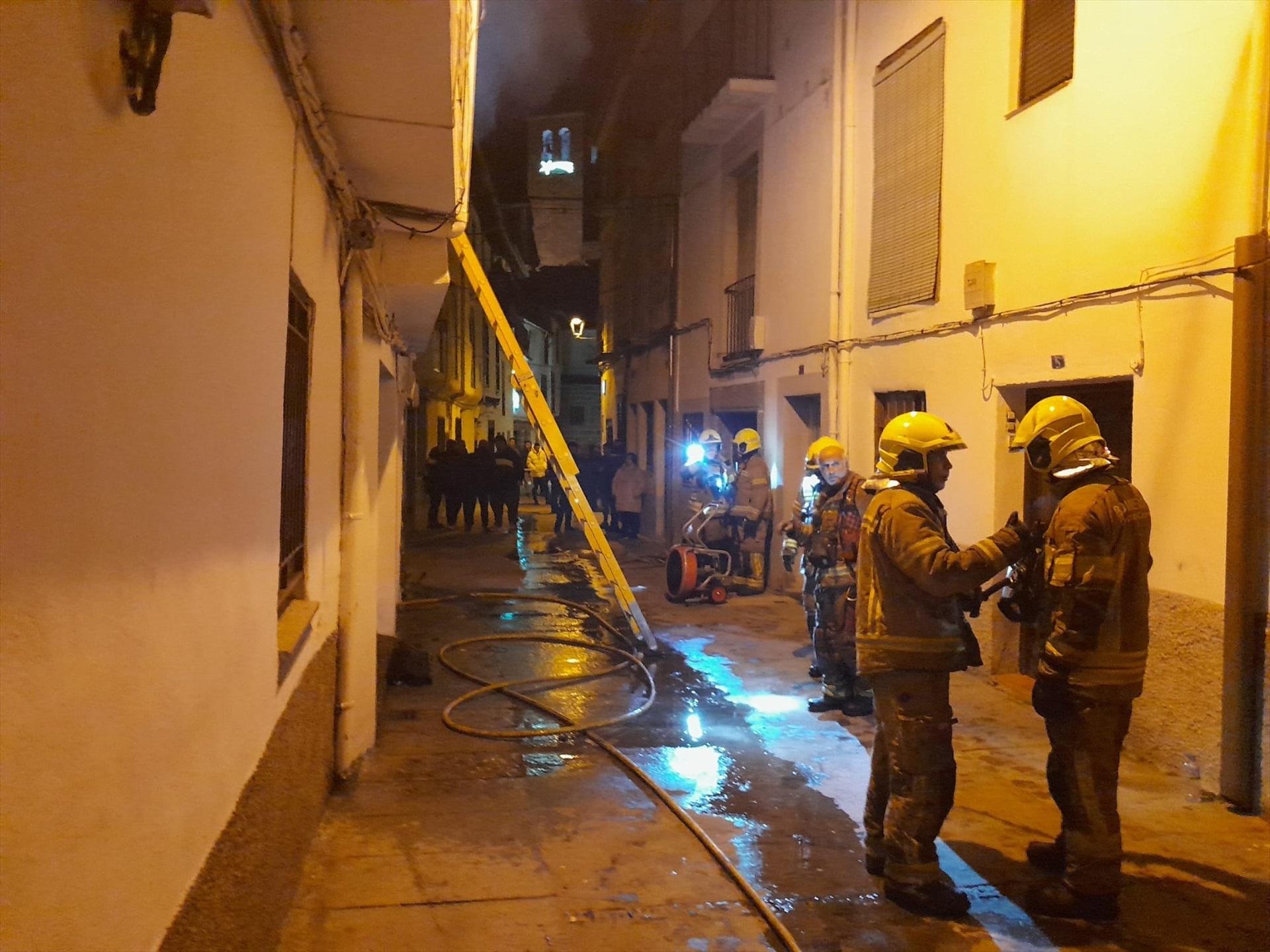 Imaxe da vivendia incendiada en Hervás (Cáceres)
