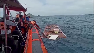 Momento no que os equipos de rescate localizan os restos do bote salvavidas (Reuters)