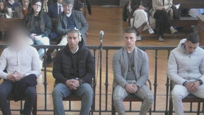 Imaxe dos tres condenados e o mozo absolto durante a vista de apelación