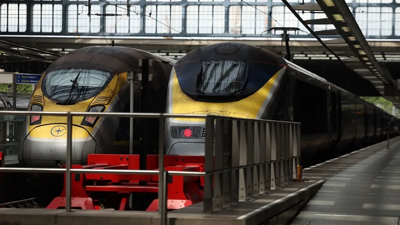Trens Eurostar na terminal ferroviaria Eurostar da estación internacional de St. Pancras en Londres (EFE/Andy Rain)