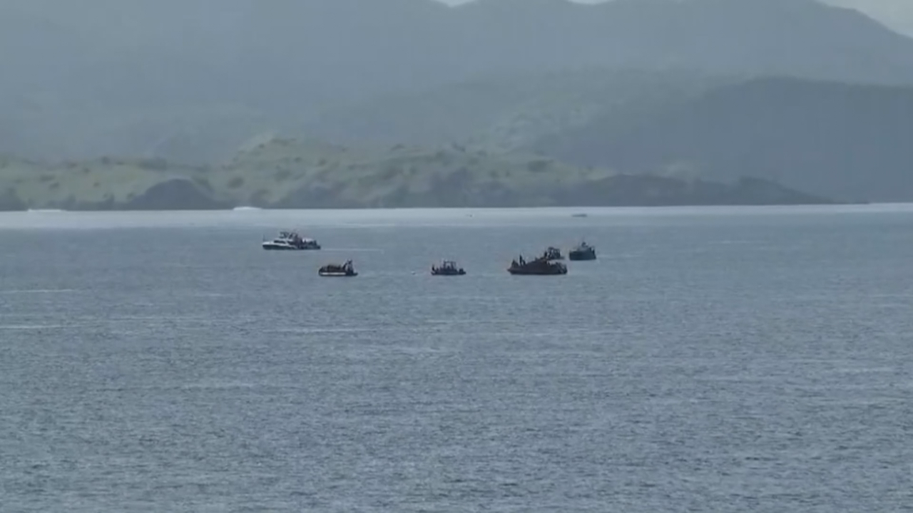 Entre as 17.000 illas do arquipélago indonesio o mar revolto provoca a veces de súpeto trens de ondas fortes difíciles de prever