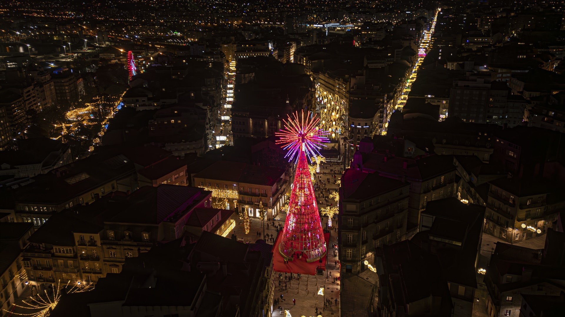 Vista aérea de Vigo coa iluminación acendida