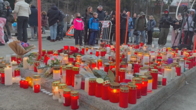 A xente deposita candeas nos arredores do bar suizo sinistrado, mentres a estación de esquí abre de novo as súas pistas
