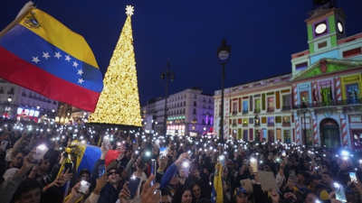 Venezolanos celebran a caída de Maduro na Porta do Sol, en Madrid. EFE/ Borja Sánchez-Trillo
