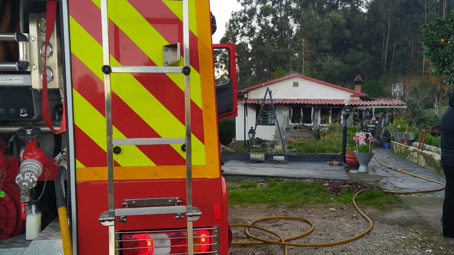 Os bombeiros do Eume tras sufocar o lume na vivenda de Neda. Foto: GES Mugardos