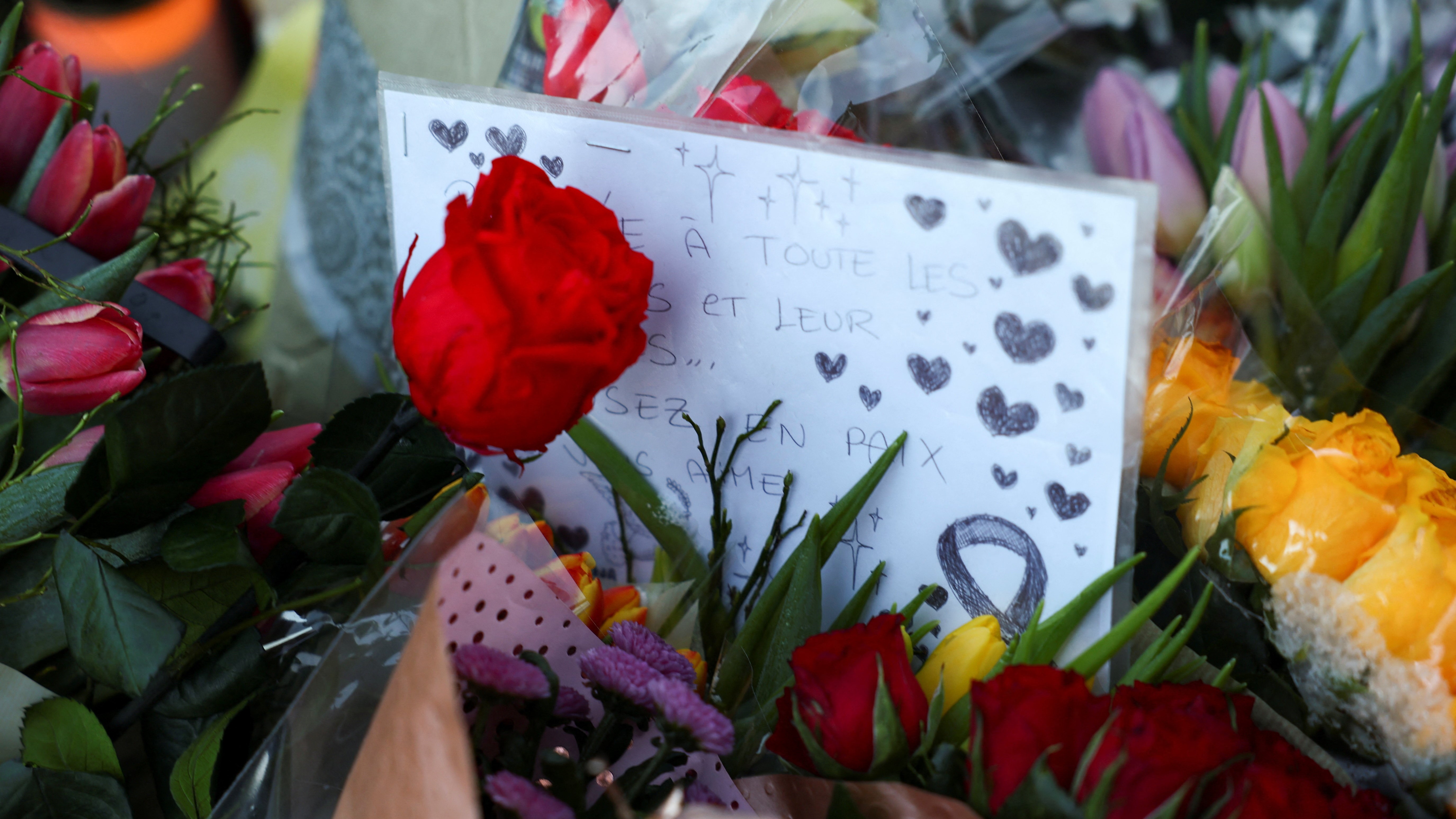 Flores para honrar a mortos e feridos en Crans-Montana