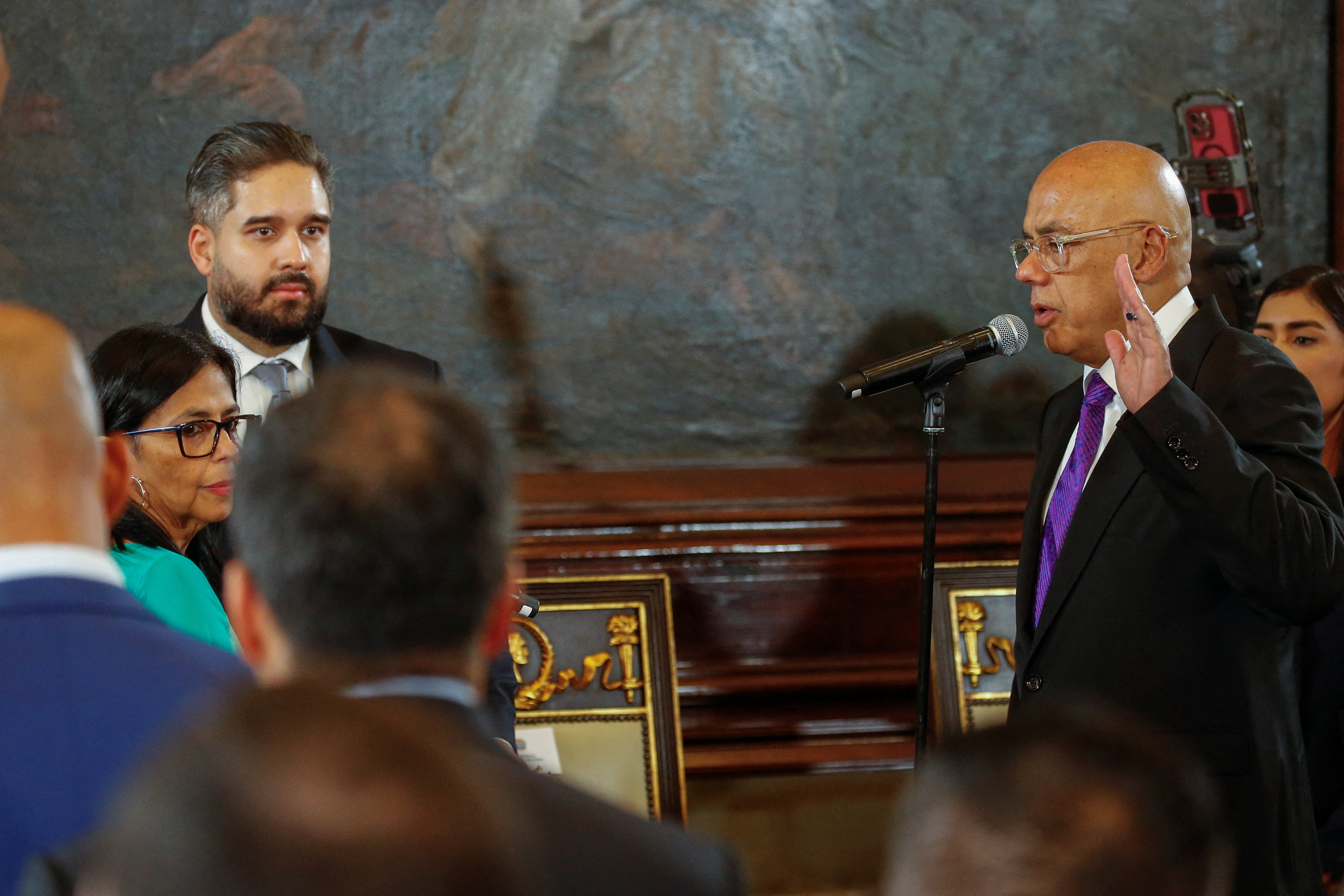 Delcy Rodríguez xurou o cargo ante o seu irmán Jorge Rodríguez, reelixido presidente da Asemblea Nacional este mesmo luns. Reuters.