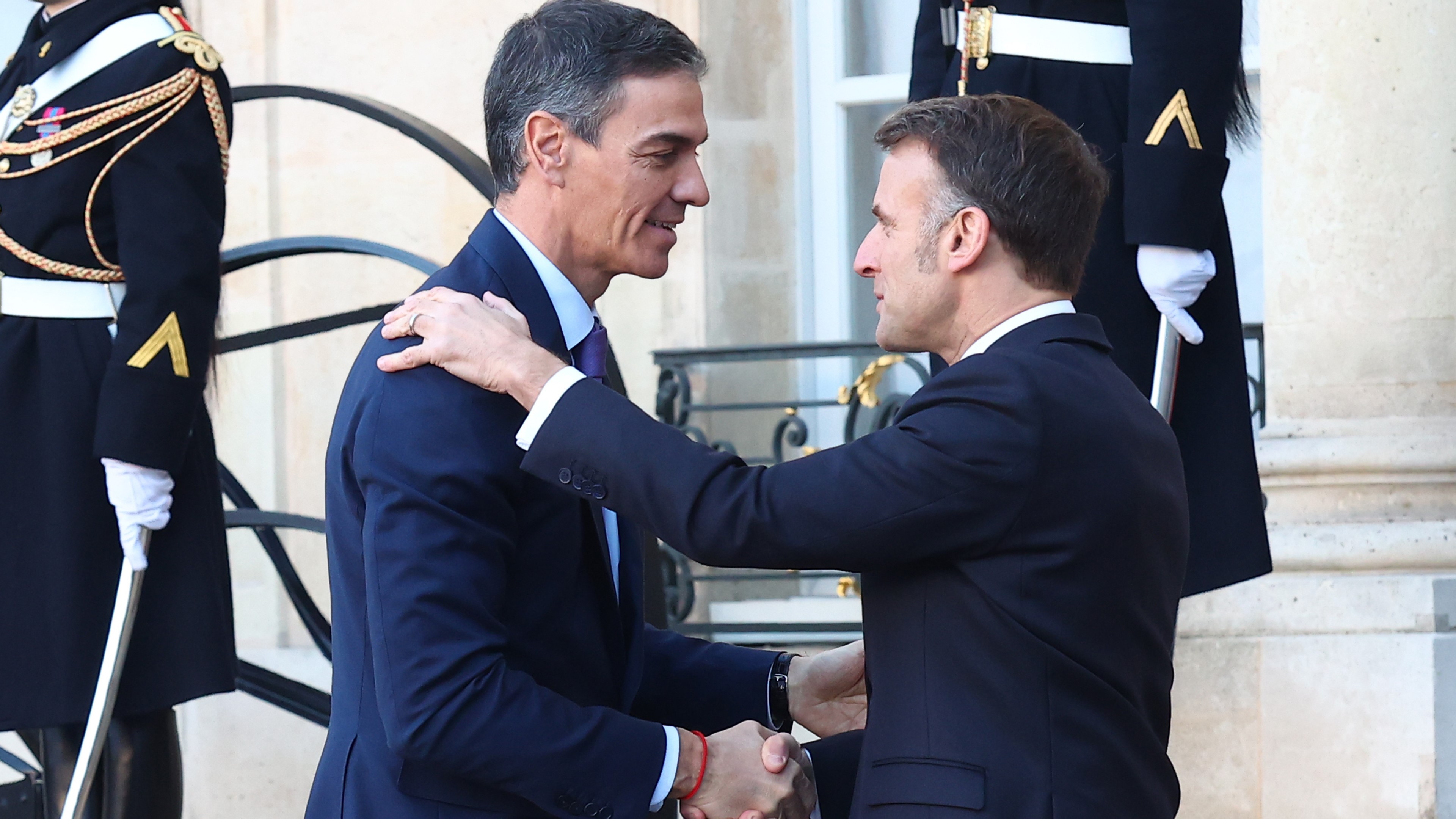 Pedro Sánchez e Emmanuel Macron na súa chegada á reunión da Coalición de Voluntarios en París. Pool Moncloa/Fernando Calvo.