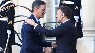 Pedro Sánchez e Emmanuel Macron na súa chegada á reunión da Coalición de Voluntarios en París. Pool Moncloa / Fernando Calvo