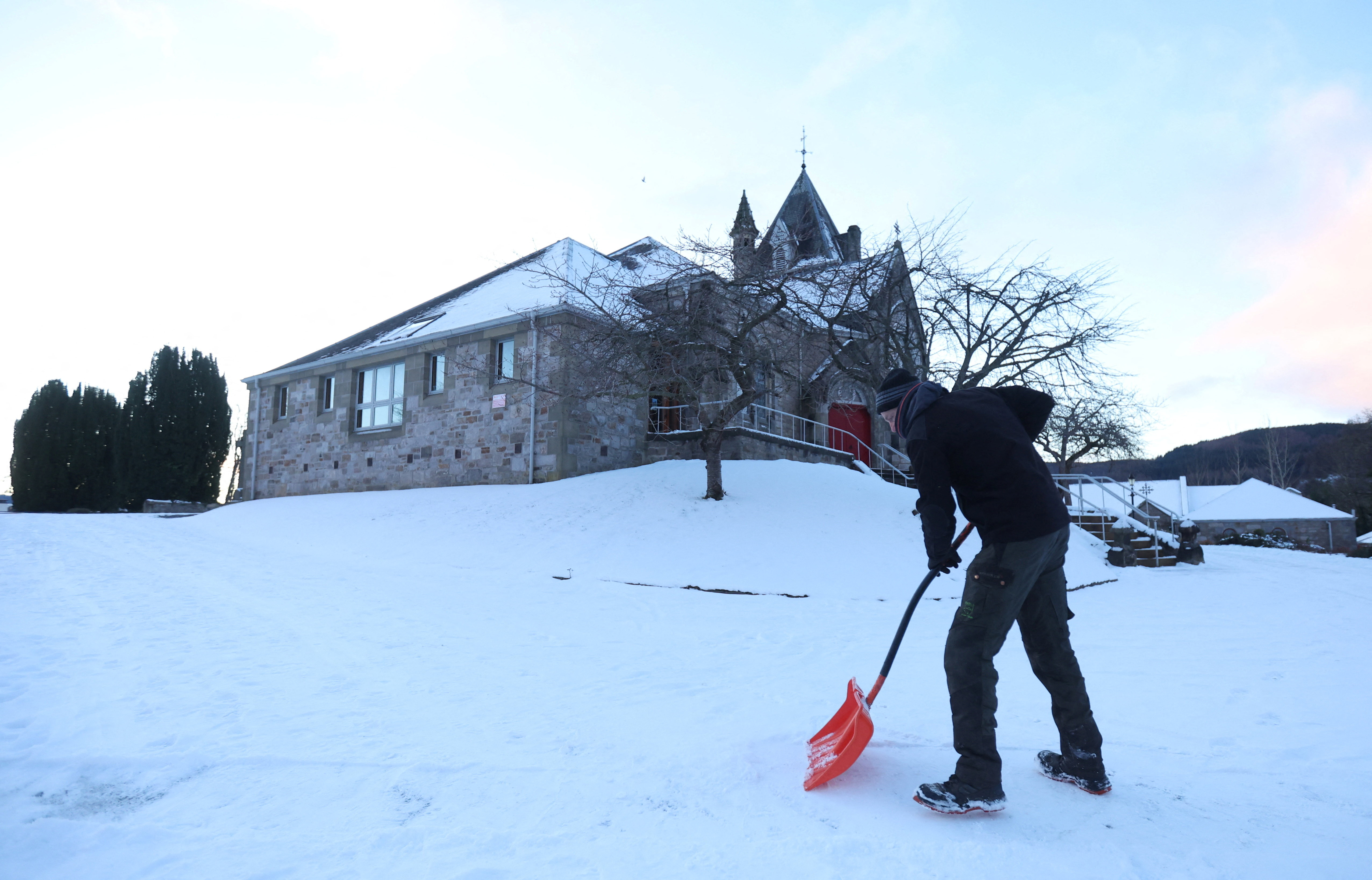 Home apartando neve en Escocia (REUTERS)