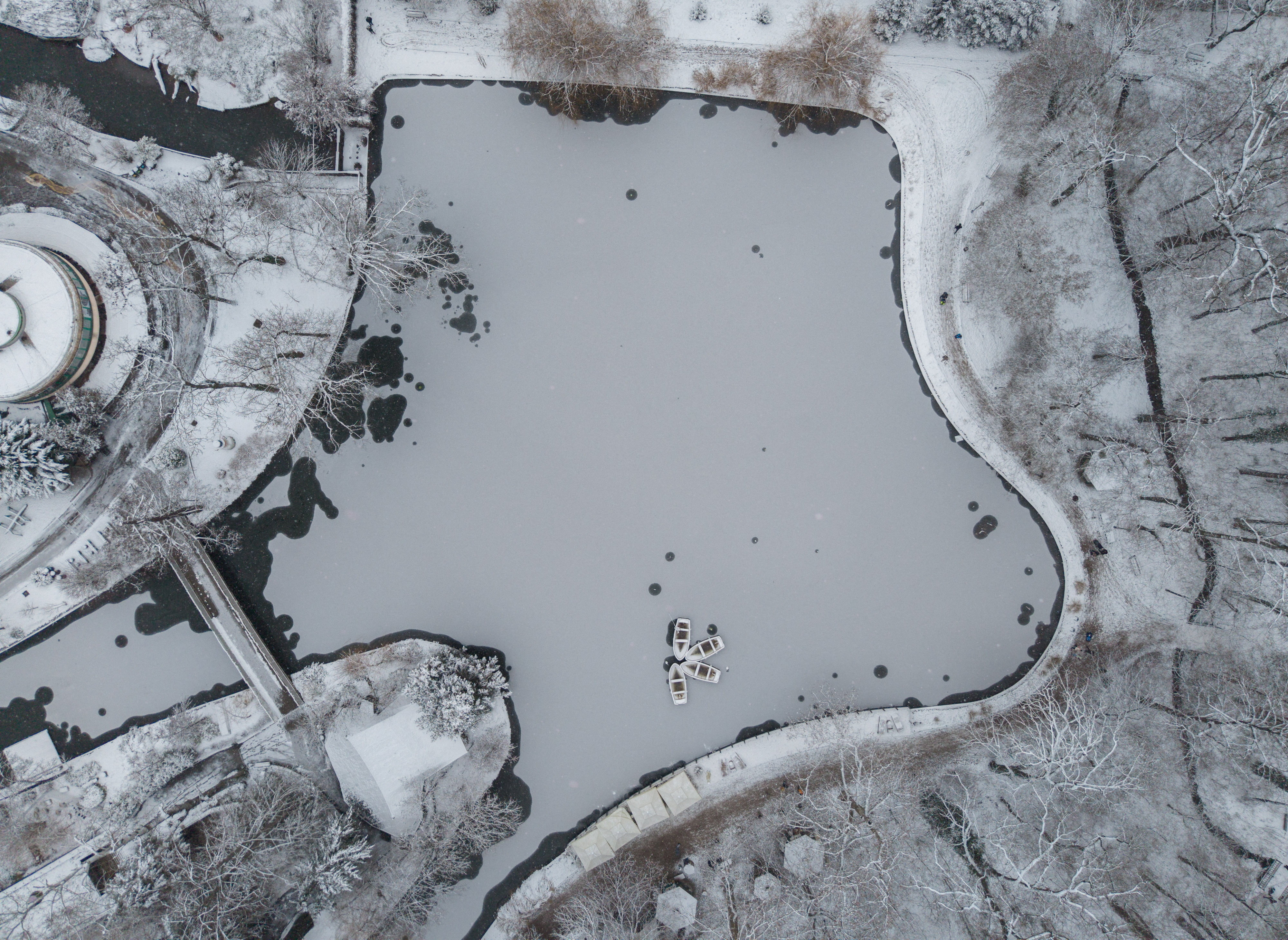 Vista aérea dun dron que mostra un lago conxelado no parque Maksimir, cuberto de neve, en Zagreb, Croacia (REUTERS)