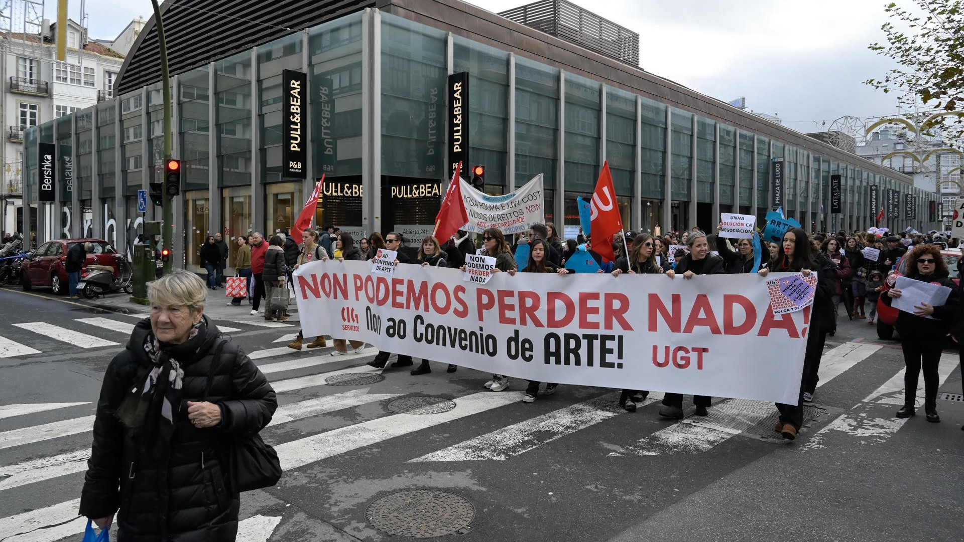 Imaxe da manifestación na praza de Lugo na Coruña (EFE/ Moncho Fuentes)