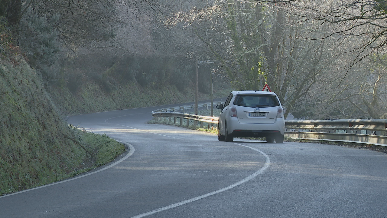 Imaxe dun vehículo por unha estrada