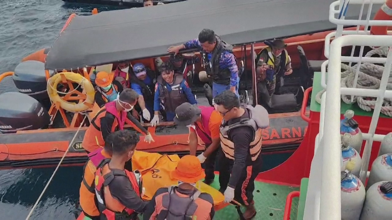 Nas últimas horas foi rescatado o corpo dun menor moi preto do casco da embarcación naufragada (AFP)