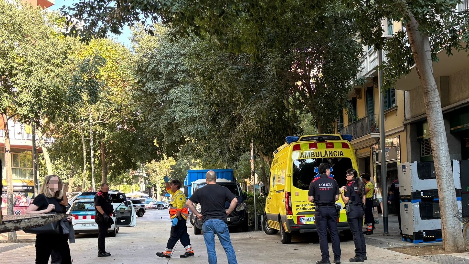 Imaxe dunha ambulancia do SEM e axentes dos Mossos d'Esquadra en Barcelona (Arquivo Europapress)