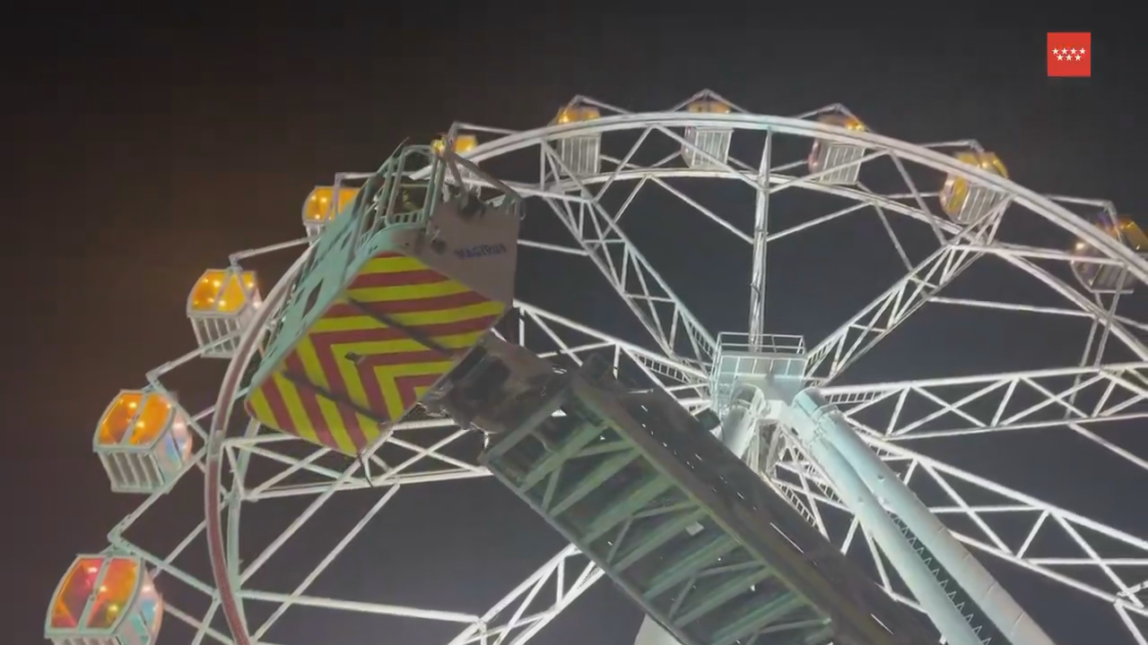 Imaxe dos bombeiros subindo á noria