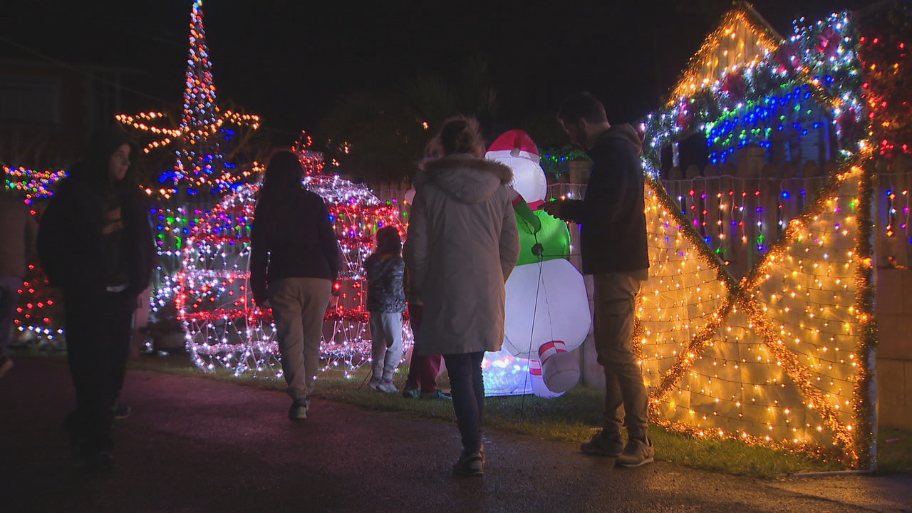 Visitantes ollan as luces de Nadal noutra casa na parroquia outeirá de Sobrada