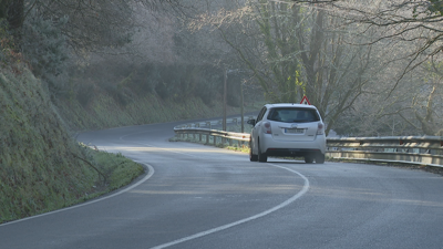 Imaxe dun vehículo por unha estrada