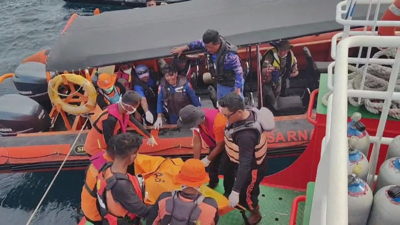 Nas últimas horas foi rescatado o corpo dun menor moi preto do casco da embarcación naufragada (AFP)