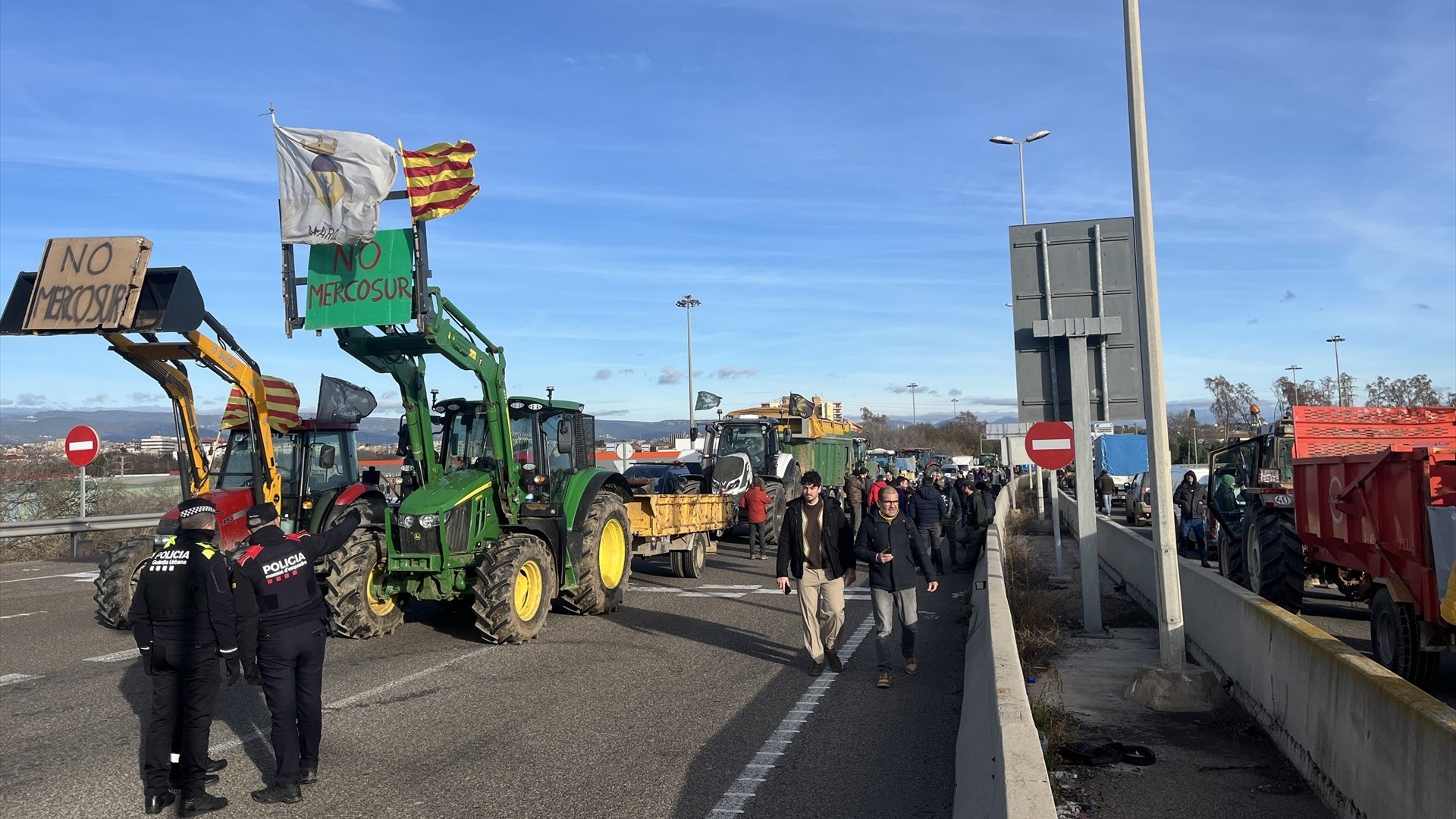 Tractores bloqueando o acceso por estrada ao Port de Tarragona