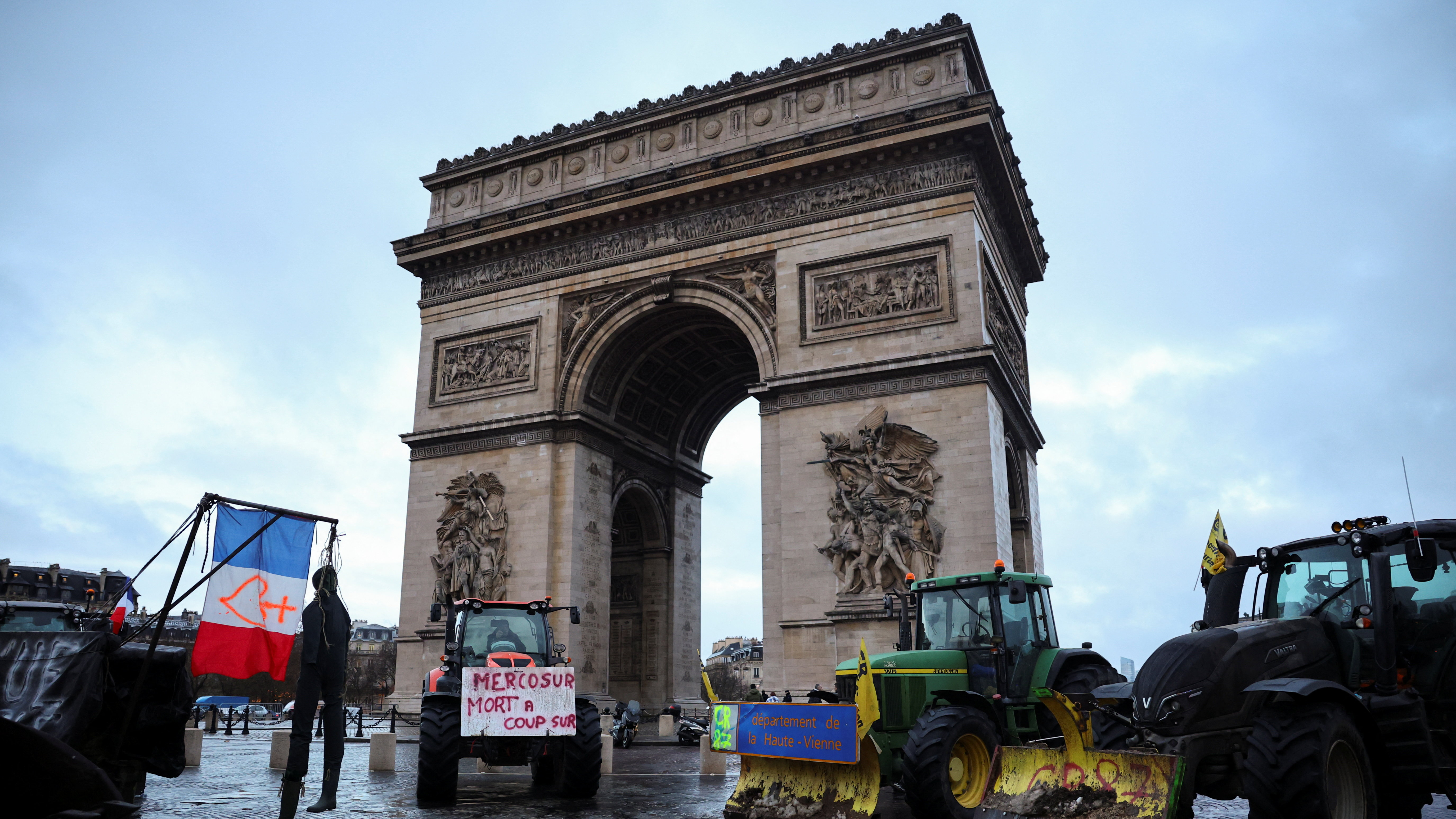 Protestas a carón do Arco do Triufo, París.