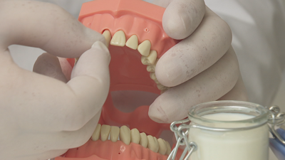 Un neno atende as indicacións do odontólogo para saber que é o que ten que facer se rompe un dente