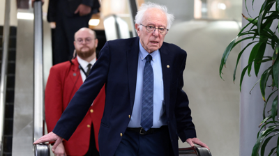 O senador Bernie Sanders sae do senado despois da votación. REUTERS/Evelyn Hockstein