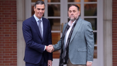 O presidente do Goberno, Pedro Sánchez, recibe o líder de ERC, Oriol Junqueras, no Palacio da Moncloa. EFE/ Borja Sánchez-Trillo.