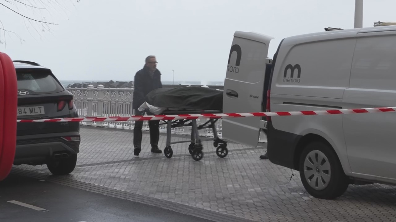 Momento da retirada do cadáver do home falecido (Efe)