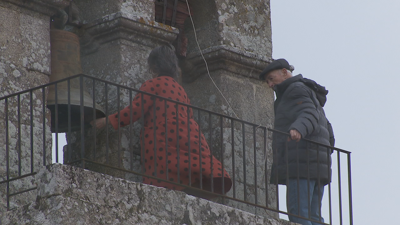 Estíbaliz e Antonio no alto do campanario de Palmés