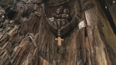 Detalle da capela, no interior da árbore