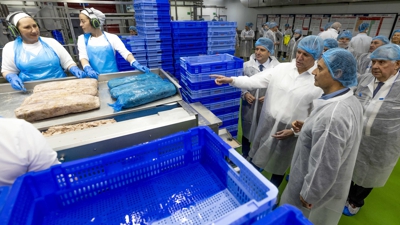 O presidente da Xunta, durante a súa visita ás instalacións de Jealsa en Boiro (EFE/Lavandeira Jr)